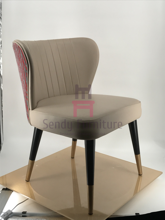 Cuir tapissé dinant le cadre arrière en forme d'hélice en métal de mini accoudoir de chaise