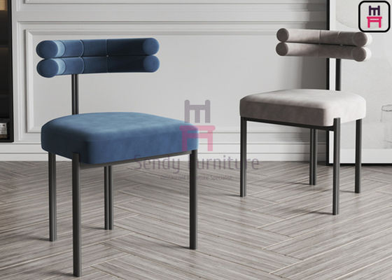 Chaise de restaurant en bois en lamelles avec bois de noyer et d'érable et cuir rembourré pour un dîner élégant