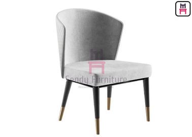 Chaises arrières de salle à manger de Shapped de fan les hautes ont courbé le tissu de dossier sans bras avec les pieds de cuivre