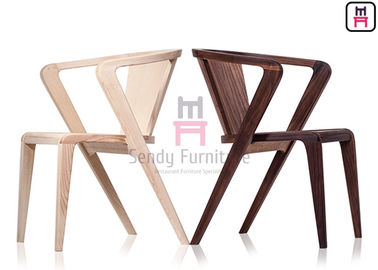 Utilisation d'intérieur de cendre de bras croisée par chaises en bois de restaurant formée par Z avec des accoudoirs