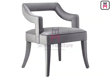 Chaises en bois creusées de restaurant de dossier entièrement tapissées en velours gris de couleur