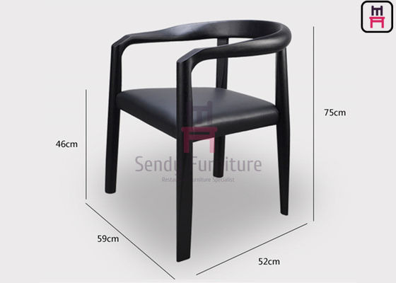 Chaises de restaurant classiques en bois avec rembourrage en cuir, dossier à lattes et finition noyer pour une assise de salle à manger durable