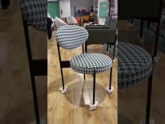 Chaises de salle à manger en métal peintes en rouge et noir / Chaise à manger rembourrée sans bras